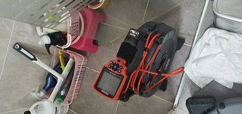 신월동 하수구막힘 배관 내부 흐름을 확인하며 안전한 점검 방향을 설명하는 모습