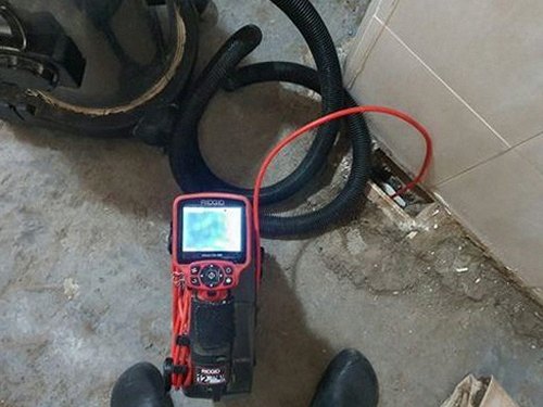 신월동 하수구막힘 배관 카메라 점검 장비가 배수관에 연결된 장면
