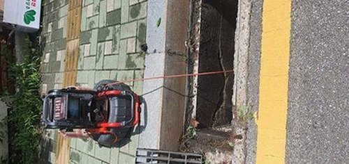 신월동 하수구막힘 배수 상태를 확인한 뒤 주변을 정리하고 관리 방법을 안내하는 모습
